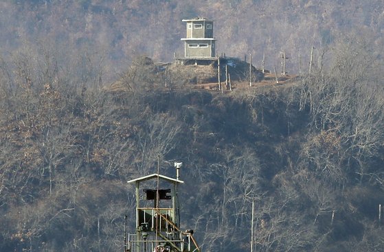 哨所で警戒勤務をにあたっている北朝鮮兵士、［写真　ニュース１］