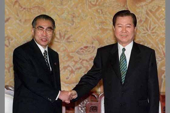 小渕恵三元首相（左）と金大中元大統領（右）