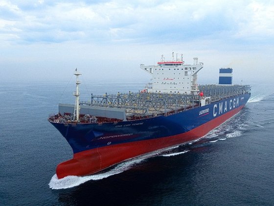 韓国造船海洋のＬＮＧ推進大型コンテナ船の試運転の様子。［写真　現代重工業グループ］