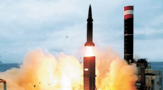 ２０１７年８月２４日に韓国で試験発射された射程距離８００キロ、弾頭重量５００キロの玄武２－Ｃ弾道ミサイル。このミサイルの最高速度はマッハ９。　写真＝韓国国防部