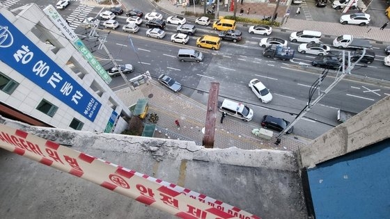 タクシーが転落した事故現場。［写真　釜山蓮堤警察署］