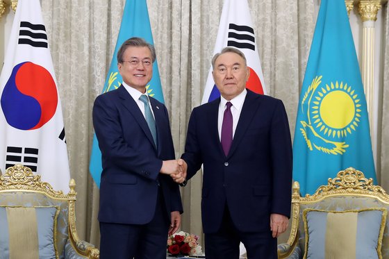 ２０１９年５月２２日、文在寅大統領がカザフスタンのナザルバエフセンターで同国のナザルバエフ初代大統領との会談に先立ち記念撮影をしている。［写真　青瓦台写真記者団］