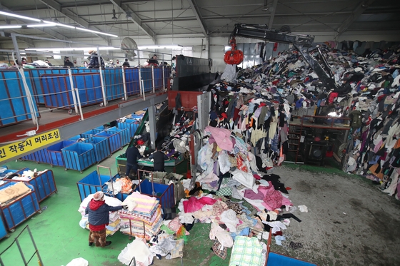 昨年１２月２１日午後、京畿道広州市五浦邑（キョンギド・クァンジュシ・オポウプ）に位置した古着輸出業者「ユチャン・トレーディング」。一日に中古衣服２８トンが分類されて新しい命を得ている。チャン・ジニョン記者