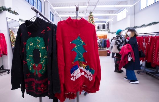 昨年１２月２１日、ソウル城東区（ソンドング）の古着ショップ「ミリオンアーカイブ」で市民がクリスマスに着る服を選んでいる。イム・ヒョンドン記者