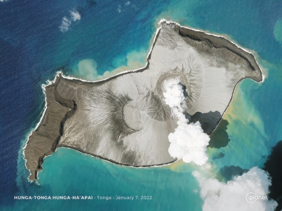  ２０２２年１月７日：火山噴火が起きる前の今月７日、噴火口から煙が噴出している。１週間後の１４日と１５日に火山が噴火した。