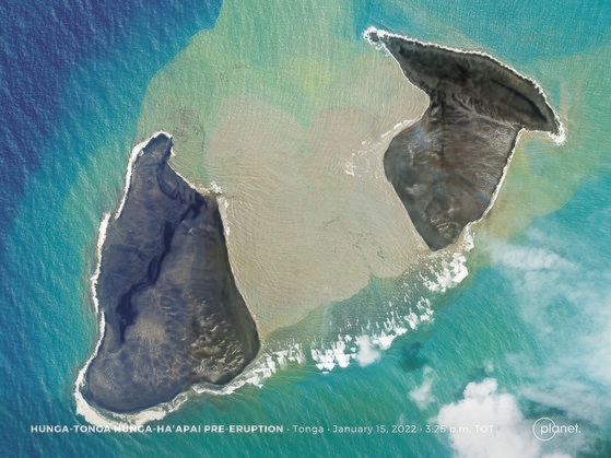 ２０２２年１月１４日：１４日の１度目の噴火後、２度目の噴火が起きる前の１５日の写真。　２つの島に分離したように見える。