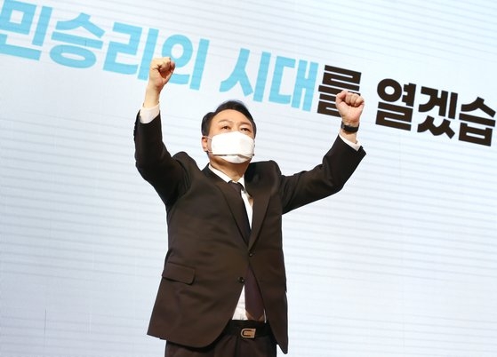 韓国第一野党「国民の力」の尹錫悦（ユン・ソクヨル）大統領候補が１６日午後、ソウル市麻浦区（マポグ）のイベント会場「Ｋ－Ｔｕｒｔｌｅ」で開かれた国民の力ソウル市党選挙対策委員会必勝決意大会で決意を述べている。国会写真記者団