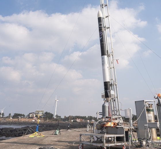 科学ロケット「ブルーホエール０．１が先月２９日、済州（チェジュ）海岸で打ち上げを控えている。［写真　ＫＡＩＳＴ（韓国科学技術院）］