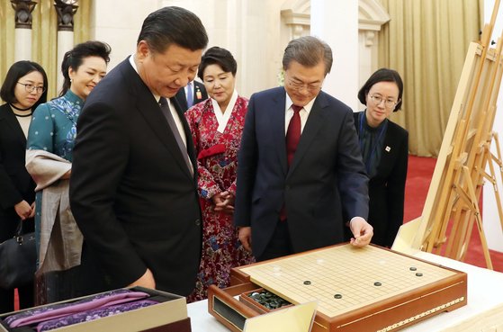 ２０１７年１２月、中国を国賓訪問した文在寅（ムン・ジェイン）大統領が当時国賓晩餐会場で習近平国家主席から碁盤と碁石を贈られた。［写真　青瓦台］