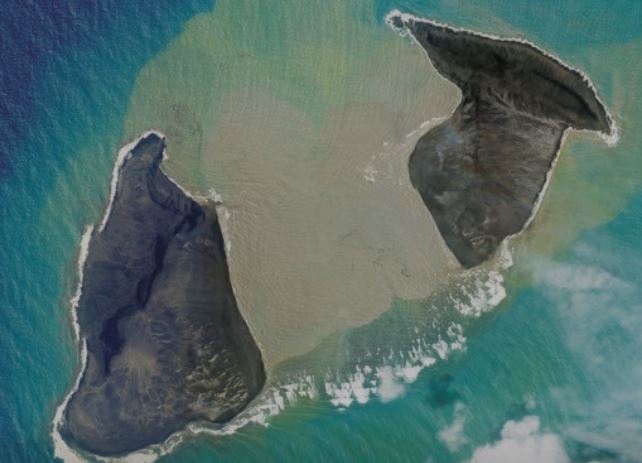 ２０２２年１月１４日：１４日の１度目の噴火後、２度目の噴火が起きる前の１５日の写真。　２つの島に分離したように見える。