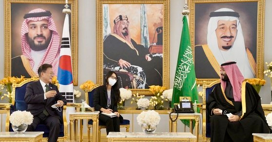 中東を訪問中の文在寅大統領は１８日、サウジアラビア・リヤドのキングハーリド空港に到着した直後、ムハンマド・ビン・サルマン皇太子と空港内の接見室で歓談した。　リヤド＝青瓦台写真記者団