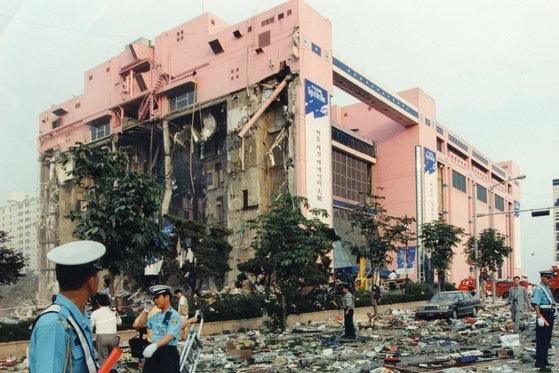 １９９５年６月２９日、ソウル・瑞草洞の三豊百貨店が崩壊し、１４４５人の死傷者を出した。［中央フォト］