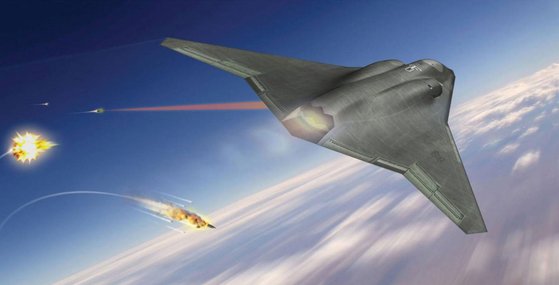 米空軍が構想する第６世代戦闘機想像図。米空軍は２０３２年を目標に第６世代戦闘機を開発中だ。第６世代戦闘機の特徴はマッハ５水準の超高速飛行能力とレーザー砲およびサイバー攻撃機能が基本。　［米空軍］