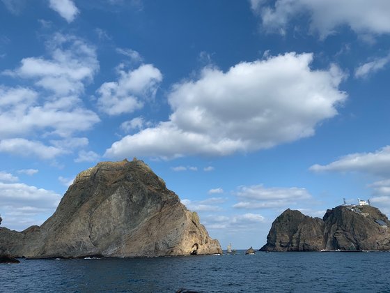 海から眺めた独島（トクド、日本名・竹島）全景。キム・ジョンソク記者