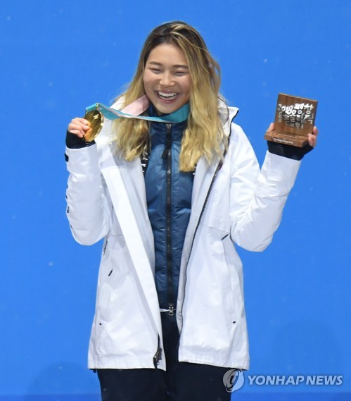 平昌五輪で金メダルを首にかけて喜ぶクロエ・キム。［写真　聯合ニュース］