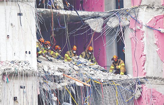２５日に救助隊員が光州の新築マンション崩落事故現場で行方不明者を探している。フリーランサー　チャン・ジョンピル