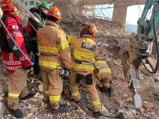 ３１日、光州（クァンジュ）広域市西区花亭洞（ファジョンドン）の現代産業開発の新築アパート外壁崩落事故現場内部２９階で、救助隊員が崩壊地点を内視鏡カメラなどを使って捜索している。［写真　光州市消防本部］