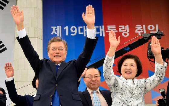２０１７年５月１０日、韓国第１９代大統領選挙で当選した文在寅（ムン・ジェイン）大統領と金正淑（キム・ジョンスク）夫人が国会で就任式を終えて手をあげて挨拶している。［写真　青瓦台写真記者団］