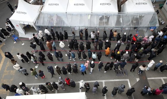 新型コロナ新規感染者が２万２７０人発生して過去最多を更新した２日午前、釜山（プサン）の鎮区（チング）保健所選別診療所で日常への回復を控えて多くの市民が診断検査を受けるために長蛇の列をなして順番を待っている。ソン・ボングン記者