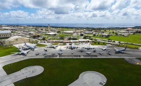 米国・日本・オーストラリアは２日（現地時間）から米国領グアム周辺で連合空中訓練「コープノース（Ｃｏｐｅ　Ｎｏｒｔｈ）」に入った。今回の訓練に参加した航空機がアンダーセン米空軍基地に集まっている。　［写真＝米太平洋空軍司令部］