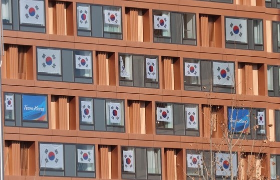 中国北京オリンピック（五輪）選手村の窓に太極旗が掲げられている。選手によれば選手村は快適なほうだという。東京五輪の時とは違い、選手村に配置されているベッドも丈夫だという。キム・ギョンロク記者