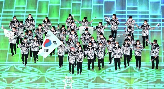 ４日、中国北京国立競技場で開催された２０２２北京冬季五輪の開会式で大韓民国の選手団が入場している。ＬＥＤが敷かれていて華麗な演出が続いた。　北京＝キム・ギョンロク記者