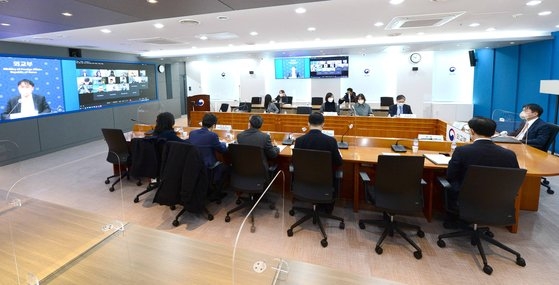 佐渡金山をユネスコ世界遺産に登録する日本の動きに対応するため、韓国の官民合同タスクフォース（ＴＦ）は４日、ソウル鍾路区の外交部庁舎で初会合を開いた。　外交部