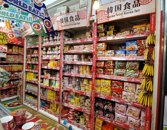 日本最大のディスカウントストアのドン・キホーテに入った韓国食品コーナー。［写真　成川彩］