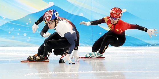 中国選手を追い越す黄大憲［写真　ニュース１］