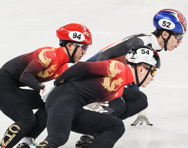 ７日午後、中国北京首都体育館で開かれたショートトラック男子１０００メートル準決勝で黄大憲がインコースに入り、任子威（５４番）、李文竜を抜いている。この過程で黄大憲はペナルティを受けて失格となった。キム・ギョンノク記者