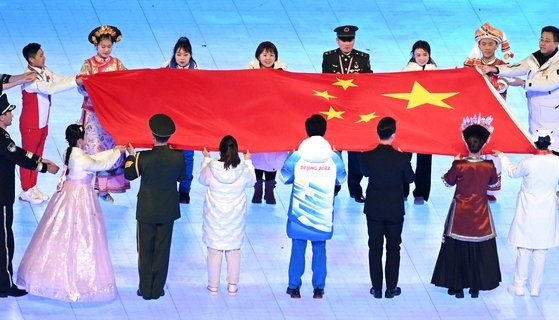 ４日午後に開かれた２０２２北京冬季オリンピック（五輪）開会式の中国国旗伝達パフォーマンスである女性（前列左から２人目）が韓服を着ている。キム・ギョンロク記者