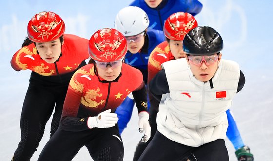 中国ショートトラック代表チームと練習するコーチのアン・ヒョンス氏。［写真　聯合ニュース］