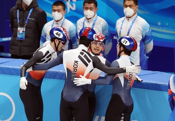 １１日、ショートトラック男子５０００ｍリレー準決勝組１位で決勝進出を決めた韓国選手。　北京＝キム・ギョンロク記者