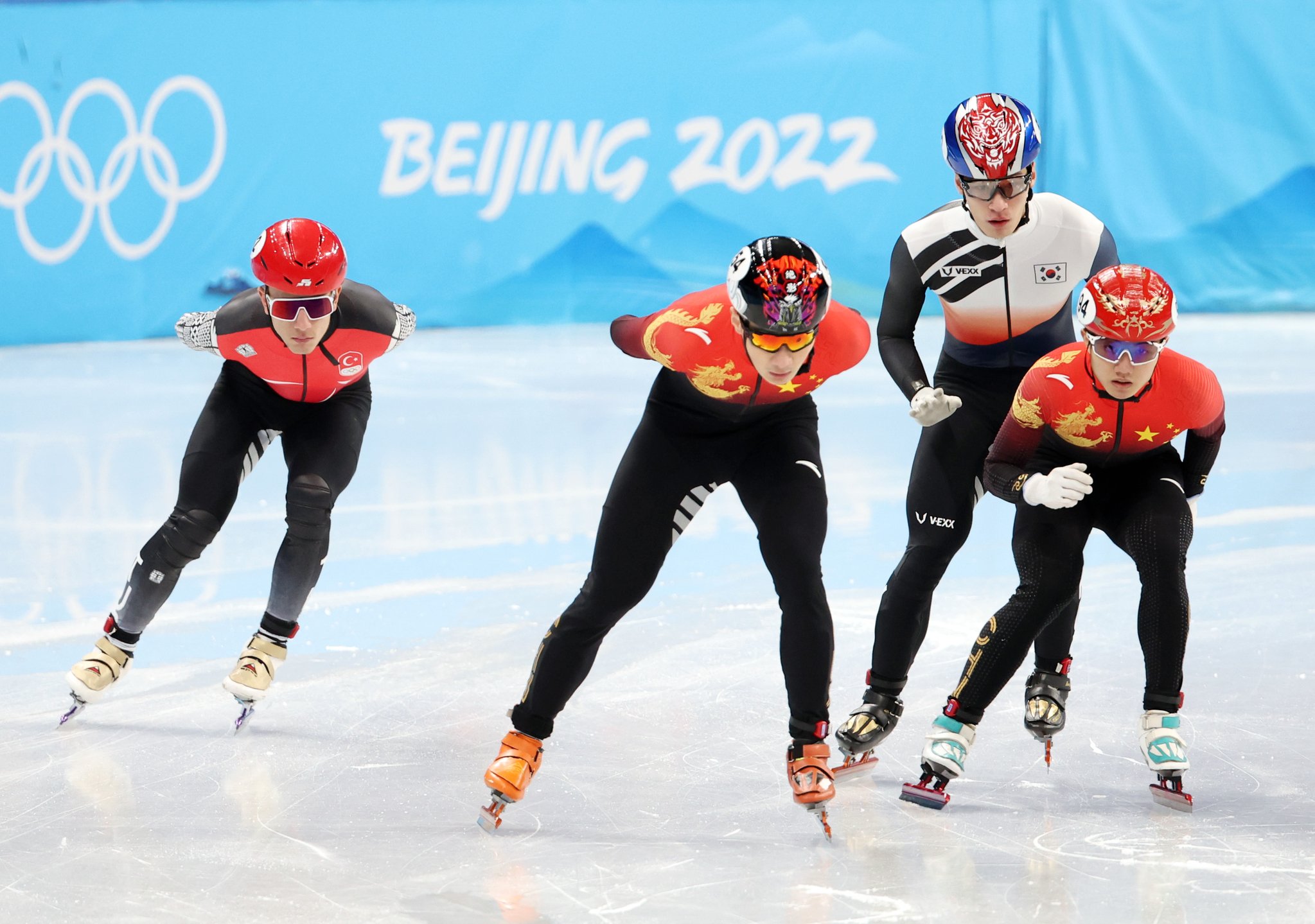 ７日午後、中国北京首都体育館で開かれたショートトラック男子１０００メートル準決勝で黄大憲（右から２番目）が中国選手との接触を避けている。黄大憲はこの過程でペナルティが与えられて失格になった。キム・ギョンロク記者