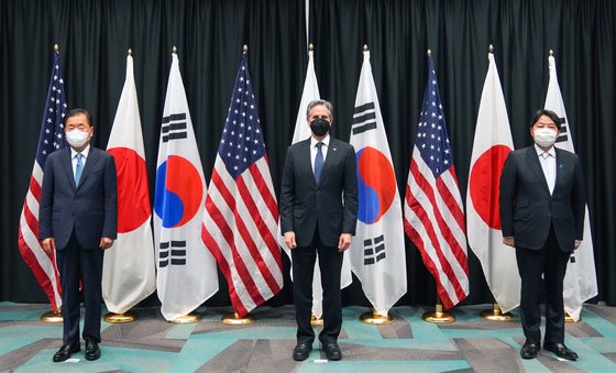 １２日（現地時間）、米ハワイのアジア太平洋安保研究所で開かれた韓日米外相会談で記念撮影をする鄭義溶（チョン・ウィヨン）外交部長官、ブリンケン国務長官、林芳正外相（左から）。　写真＝韓国外交部