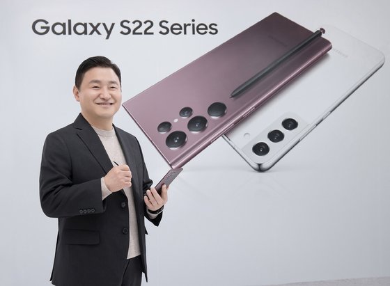 サムスン電子ＭＸ事業部長の盧泰文（ノ・テムン）社長が１０日、オンラインで行われた「ｓａｍｓｕｎｇ　ｇａｌａｘｙ　Ｕｎｐａｃｅｄ　２０２２」イベントで「Ｇａｌａｘｙ（ギャラクシー）　Ｓ２２　Ｕｌｔｒａ　」を紹介している。［写真　サムスン電子］