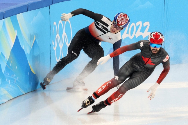 １３日午後、北京首都体育館で開かれた２０２２北京冬季五輪ショートトラック男子５００メートル準決勝で黄大憲が転倒している。キム・ギョンロク記者