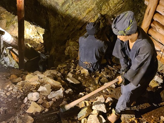 佐渡金山坑道遺跡の内部に江戸時代の鉱山労働者の姿がマネキンで再現されている。イ・ヨンヒ特派員