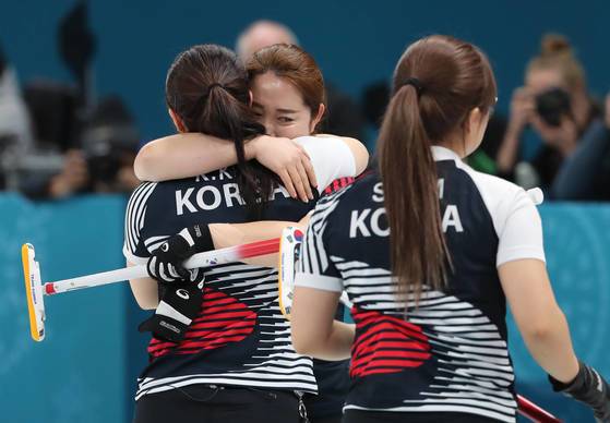 平昌冬季五輪で日本に勝利して喜ぶ韓国女子カーリング選手　［聯合ニュース］