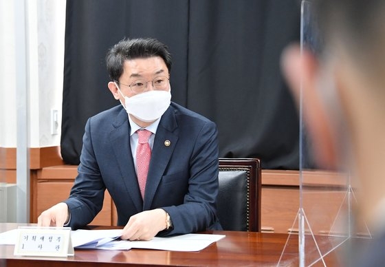 企画財政部の李億遠第１次官が１５日、政府ソウル庁舎で開かれた「第３次ウクライナ事態緊急対応タスクフォース（ＴＦ）会議」を主宰している。［写真　企画財政部］