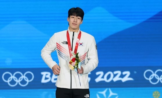 ２０２２北京冬季五輪のショートトラック男子１５００メートル決勝で金メダルを獲得した黄大憲が１０日、中国北京メダルプラザで金メダルを首にかけて喜んでいる。キム・ギョンロク記者