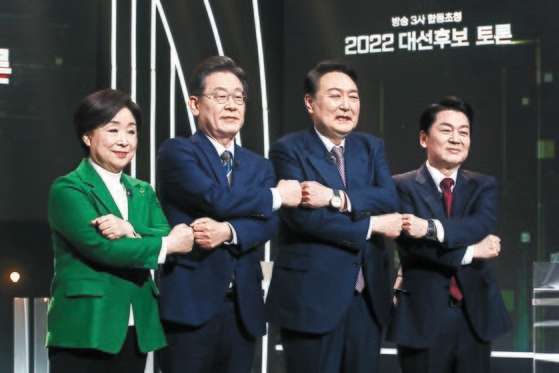 地上波３局合同招請の「２０２２大統領選候補討論」が３日午後、ソウル汝矣島（ヨイド）ＫＢＳ（韓国放送公社）公開ホールで行われた。左から正義党の沈相ジョン（シム・サンジョン）候補、共に民主党の李在明（イ・ジェミョン）候補、国民の力の尹錫悦（ユン・ソクヨル）候補、国民の党の安哲秀（アン・チョルス）候補。　［国会写真記者団］