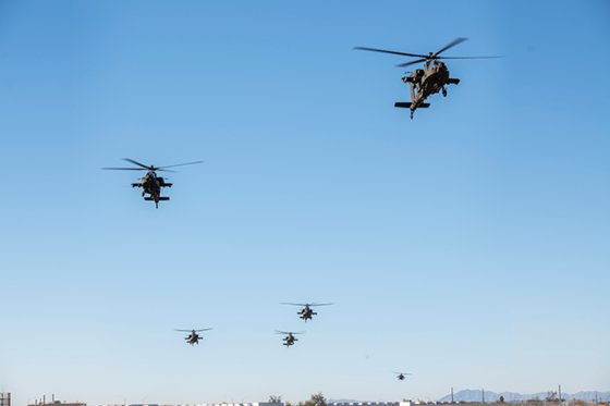 在韓米軍がアパッチ攻撃ヘリコプターの最新機種ＡＨ－６４Ｒ　Ｖ６の配備を完了したと１８日、公開した。写真は米本土に配備されたＡＨ－６４Ｒ　Ｖ６の飛行。　写真＝ボーイング