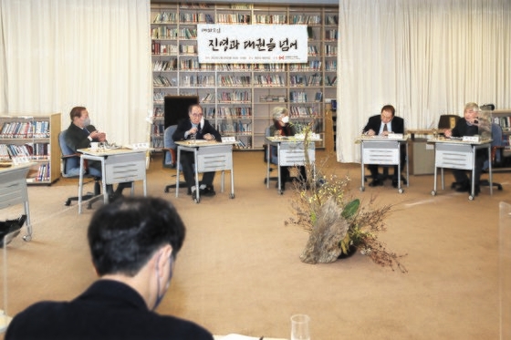 李洪九（イ・ホング）元首相、崔章集（チェ・ジャンジブ）高麗大名誉教授ら政界・学界の元老が２１日、ソウル鍾路区平倉洞の対話文化アカデミーで開かれた討論会で今回の大統領選の問題について議論した。　ウ・サンジョ記者
