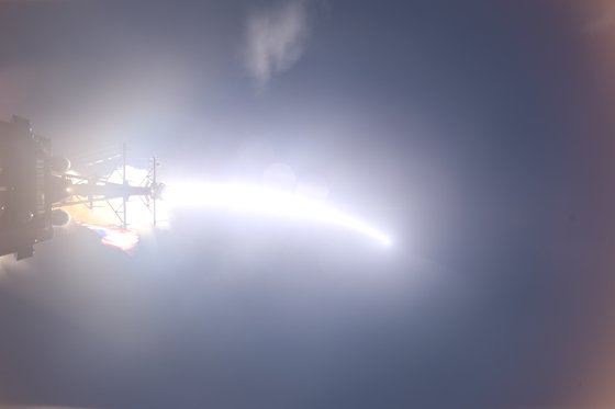 ２０２０年１１月１６日（現地時間）、ハワイ北東部の海上でＳＭ３ブロック２Ａ迎撃ミサイルを発射した米海軍イージス駆逐艦「ジョン・フィン」。　写真＝米ミサイル防衛庁