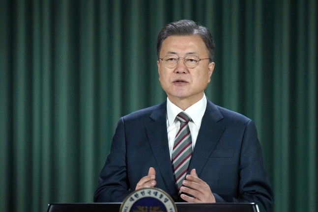 文在寅大統領が２２日、国際労働機関（ＩＬＯ）で開催した「人間中心の回復に向けたＩＬＯグローバルフォーラム」第１セッションで演説している。［写真　青瓦台］