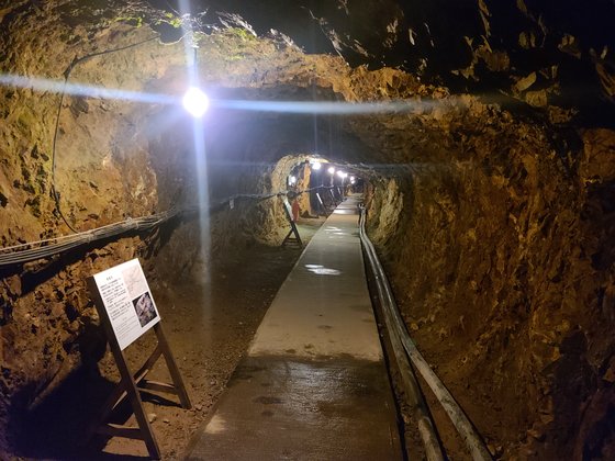 佐渡金山坑道遺跡内部には江戸時代の鉱山労働者の姿がマネキンで再演されている。イ・ヨンヒ特派員