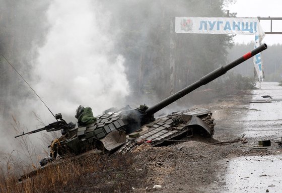 ウクライナ軍の攻撃で破壊されたロシア軍のタンク。ＡＦＰ＝連合
