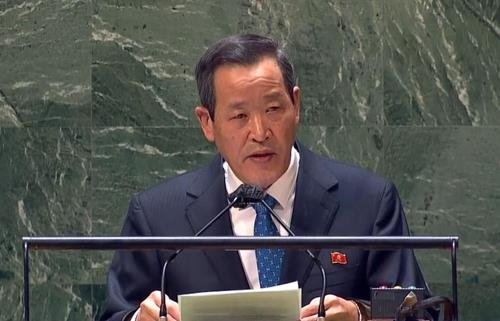 １日（現地時間）、米ニューヨーク国連本部で開かれた国連緊急特別総会で演説する北朝鮮の金星（キム・ソン）国連大使。　国連ウェブＴＶ