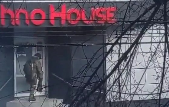 ２日，ロシア兵がウクライナ・ヘルソンの電化製品販売店「テクノハウス」でドアのガラスを割る様子［映像　ツイッターキャプチャー］